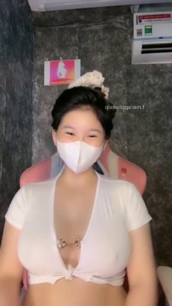 Bé Ly Xù cute trổ tài múa ngực cho anh em xem