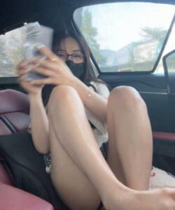 Em tài xế ế khách quá nên ngồi trong xe mân bướm 1 mình