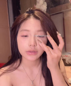 Lanxinhyeu đang phê cu trên giường nhưng vẫn livestream