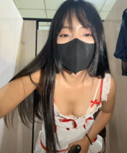 Idol asia Lynn cosplay cô hầu gái dâm đãng nghịch toy trong WC