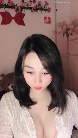 Idol Ni xăm trổ như con tắc kè show bass căng quá anh em