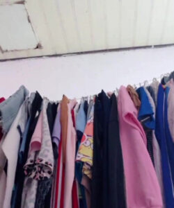 Thay bikini cho khách xem livestream