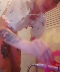 Em gái Thái live show cạo lông mu trong nhà tắm