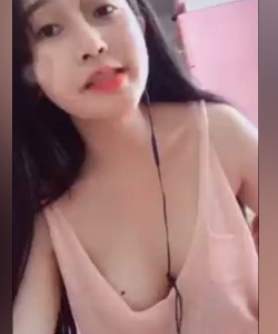 Linh Uplive khoe ngực đẹp trắng nõn